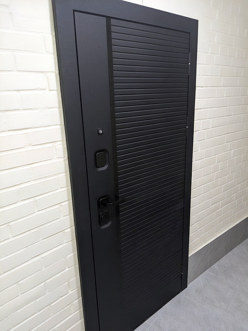 Черная дверь в квартиру