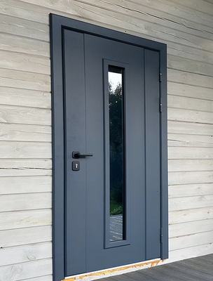 Дверь с узким стеклом