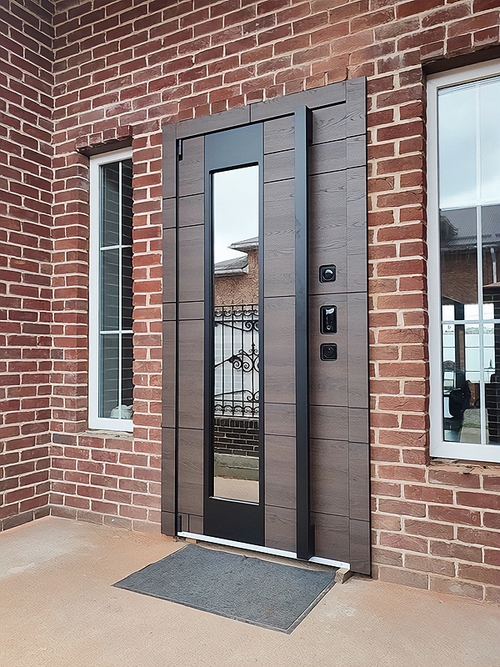 Остекленная дверь с бугельной ручкой