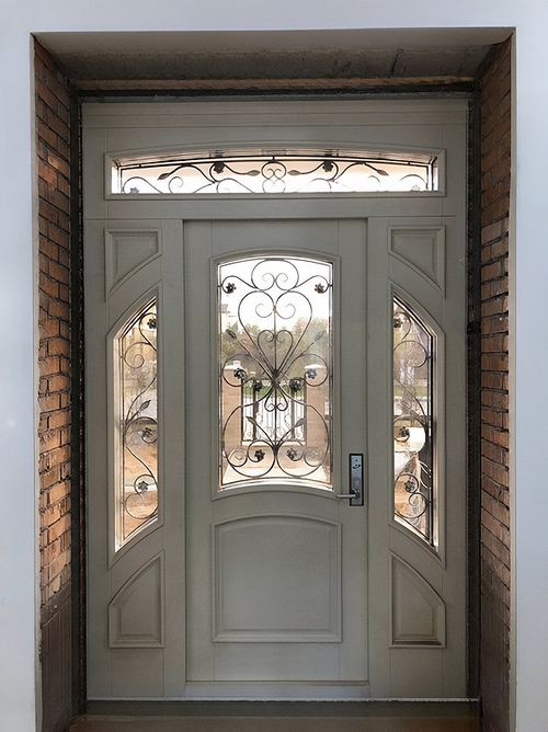 Парадная дверь с ковкой