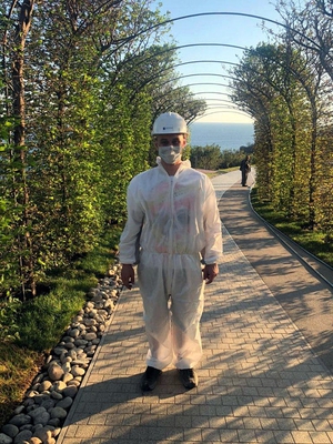 Сотрудник в защитном костюме